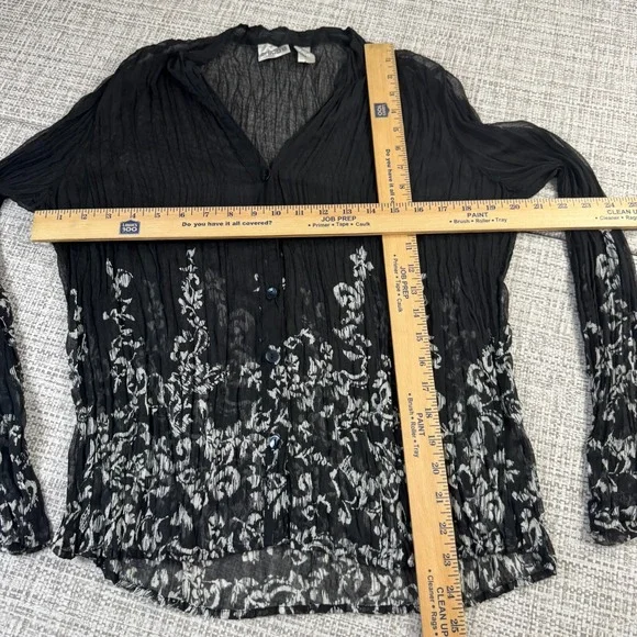 Chicos Top Black White Floral Sheer Crinkle V Neck Button Up Size 1 Small - Picture 4 of 10